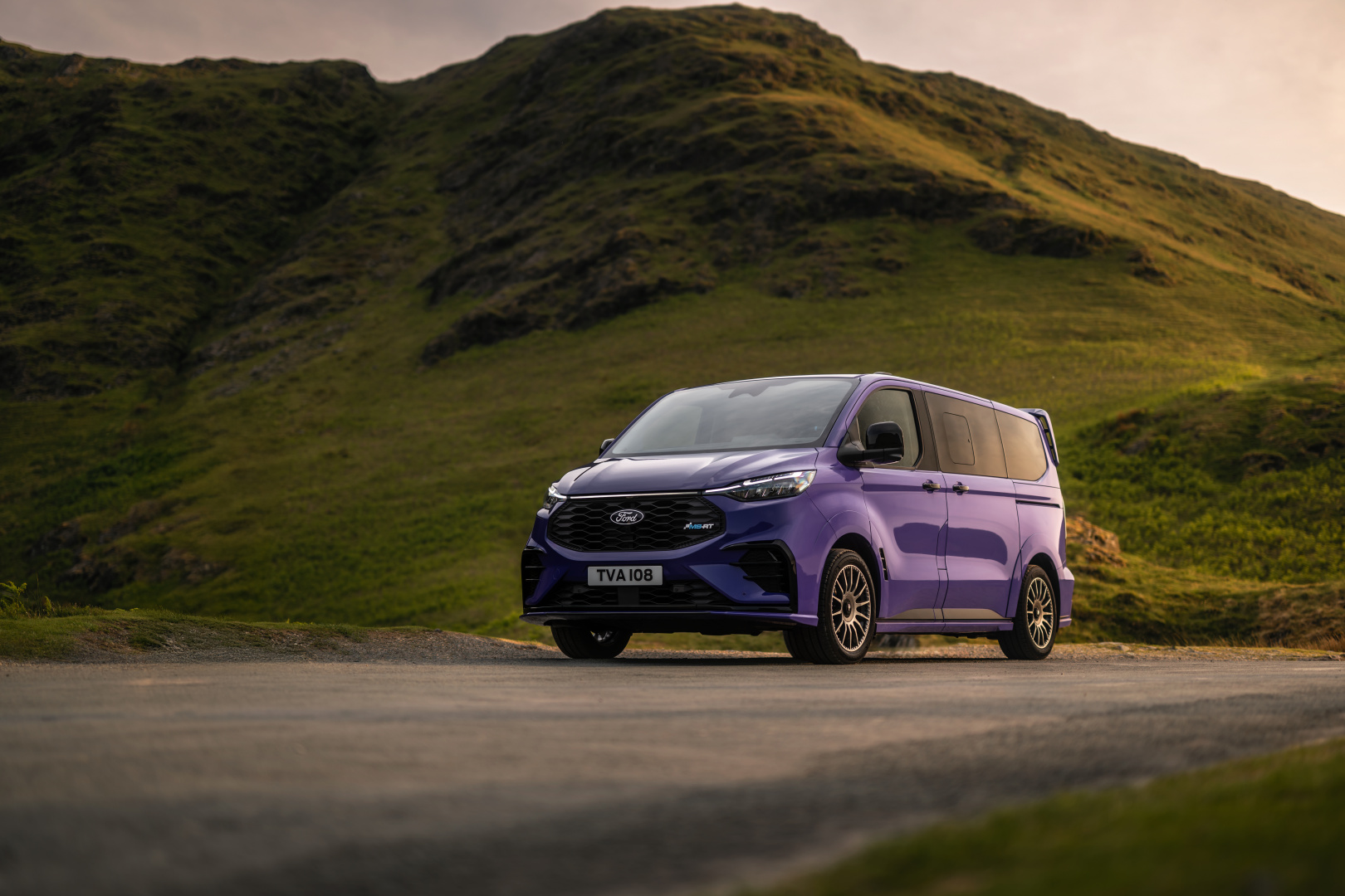 SMALL_Ford_ETourneoCustomMS-RT_01